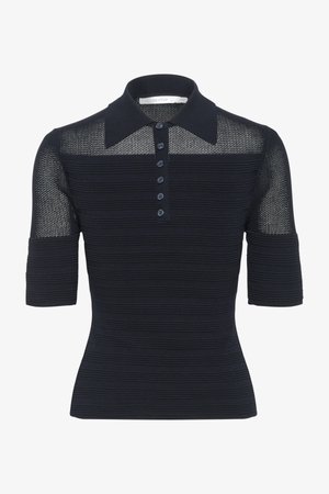 Temno moder polo majica s kratkimi rokavi z teksturiranim prugastim vzorcem, ki ima zapenjanje na gumbe in kontrastni ovratnik.