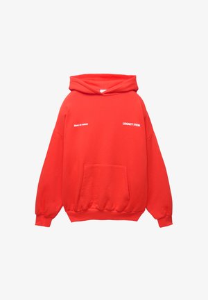 Czerwona hoodie wykonana z dzianiny bawełnianej. Posiada kieszeń typu kangur, ściągacze u rękawów oraz dwa nadrukowane białe napisy z przodu.
