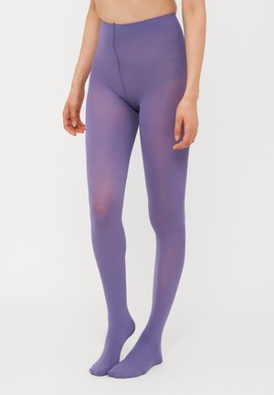 Collants morados hechos de un material suave y transparente, con una cinturilla alta y un diseño ajustado, cubriendo las piernas hasta los dedos de los pies.