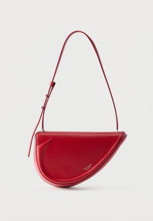 Borsa a mezzaluna in pelle rossa con tracolla regolabile, piccolo logo argentato e design liscio e strutturato su sfondo bianco.