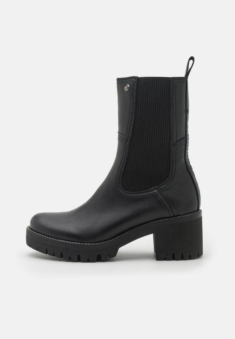 Botte noire en cuir mi-mollet avec talon épais, panneau latéral élastique, languette à l'arrière et semelle crantée pour une meilleure traction.