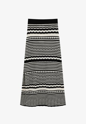 Fustă tricotată cu un model în dungi alb-negru, prezentând texturi diferite și desene de linii, având o formă ușor evazată de la un brâu ajustat.