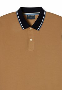 Bruine poloshirt met een navy kraag met witte en blauwe strepen, twee knopen en een klein geborduurd logo op de borst.