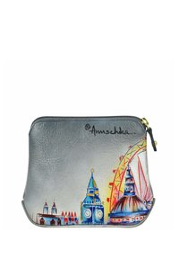 Grijze leren tas met Londonse bezienswaardigheden geïllustreerd in levendige kleuren, gouddetail van de rits en een gladde textuur.