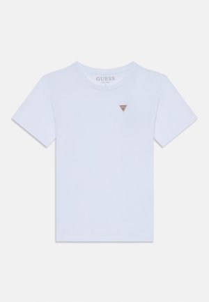T-shirt en coton blanc avec un col rond, des manches courtes et un petit patch logo triangulaire sur la poitrine. Texture lisse, coupe régulière.