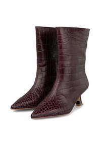 Botas de tobillo de puntera afilada en cuero sintético de cocodrilo de color burdeos oscuro. Presentan un patrón texturizado y un tacón bajo en bloque con un acento metálico.
