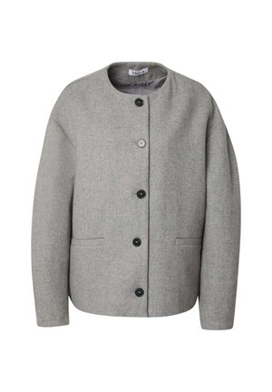 Hellgraue Wolljacke mit rundem Ausschnitt, fünf schwarzen Knöpfen auf der Vorderseite und zwei seitlichen Schlitztaschen.