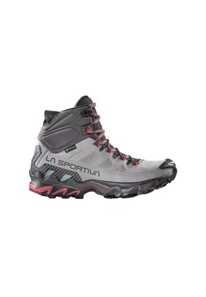 Bota de senderismo alta en gris y negro con detalles en rojo, puntera reforzada y suela resistente, de la marca "La Sportiva" con etiqueta impermeable Gore-Tex.