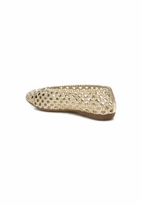 Zapato plano tejido en dorado con un diseño de malla abierta y puntera afilada. La suela es plana con un acabado suave.