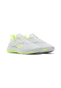 Zapatillas deportivas de color gris claro con parte superior de malla transpirable, vibrantes acentos en verde neón, suela texturizada y diseño con cordones.