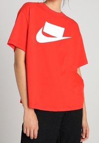 Nike Sportswear T-shirt med print - red
