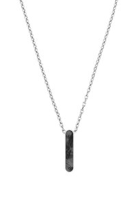Collar de cadena de plata que presenta un colgante negro vertical y alargado con textura suave y extremos redondeados. Longitud ajustable con cierre sencillo.