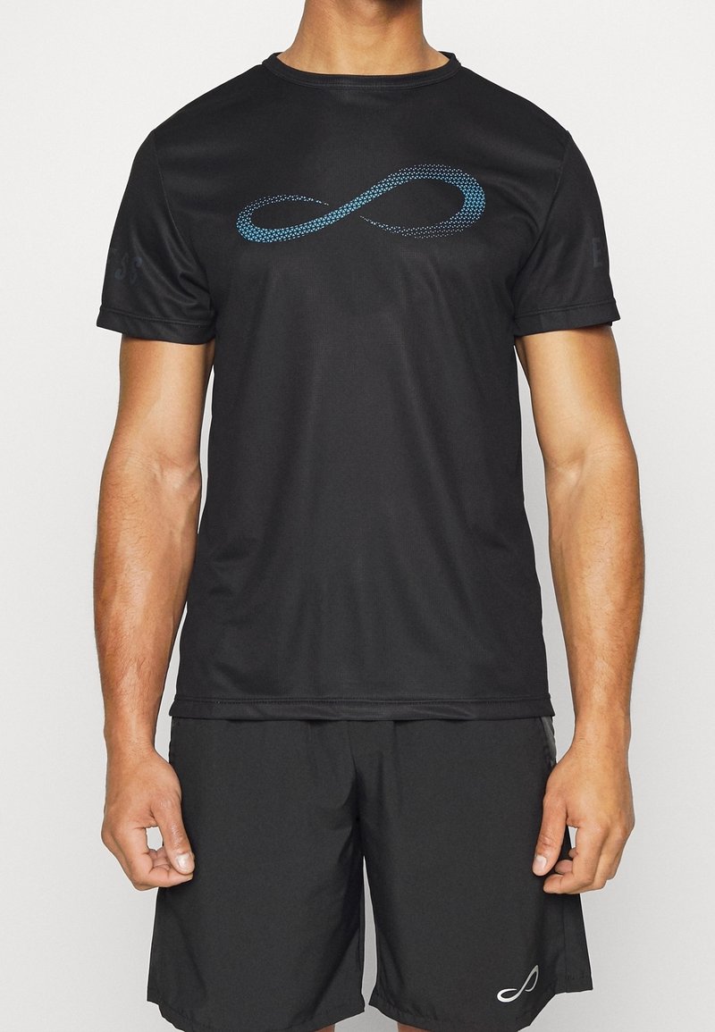 Sort atletisk t-shirt lavet af glat stof, med et blåt prikket uendelighedssymbol på forsiden. Matcher med sorte shorts.
