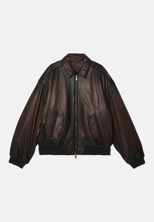 Smeđa kožna bomber jakna s patentnim zatvaračem sprijeda, rebrastim manžetama i rubom, dva prednja džepa i strukturiranim ramenima za opušteni izgled.