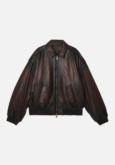 Bruine leren bomberjack met een rits aan de voorkant, geribbelde manchetten en zoom, twee voorzakken en gestructureerde schouders voor een relaxed fit.
