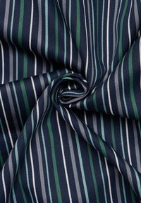 Katoenen stof met smalle verticale strepen in marineblauw, smaragdgroen, lichtgroen en grijs, met een gladde textuur en een lichte glans.