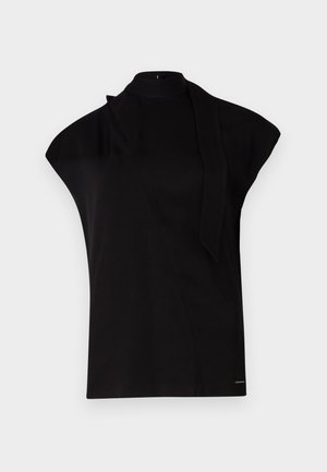 Top nero a collo alto con maniche a cappuccio, caratterizzato da un design asimmetrico e una lunga cravatta al collo. Realizzato in tessuto liscio con un look minimalista.