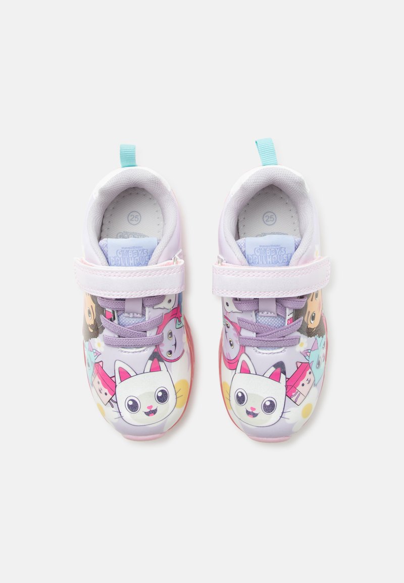 Baskets pour enfants avec des lacets violet pastel et des visages d’animaux dessinés, y compris un chat blanc, sur un fond multicolore.