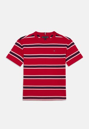 Rdeča majica s kratkimi rokavi z vodoravnimi mornarsko modrimi in belimi črtami, ribanim okroglim izrezom in majhnim logotipom na levem prsnem delu.
