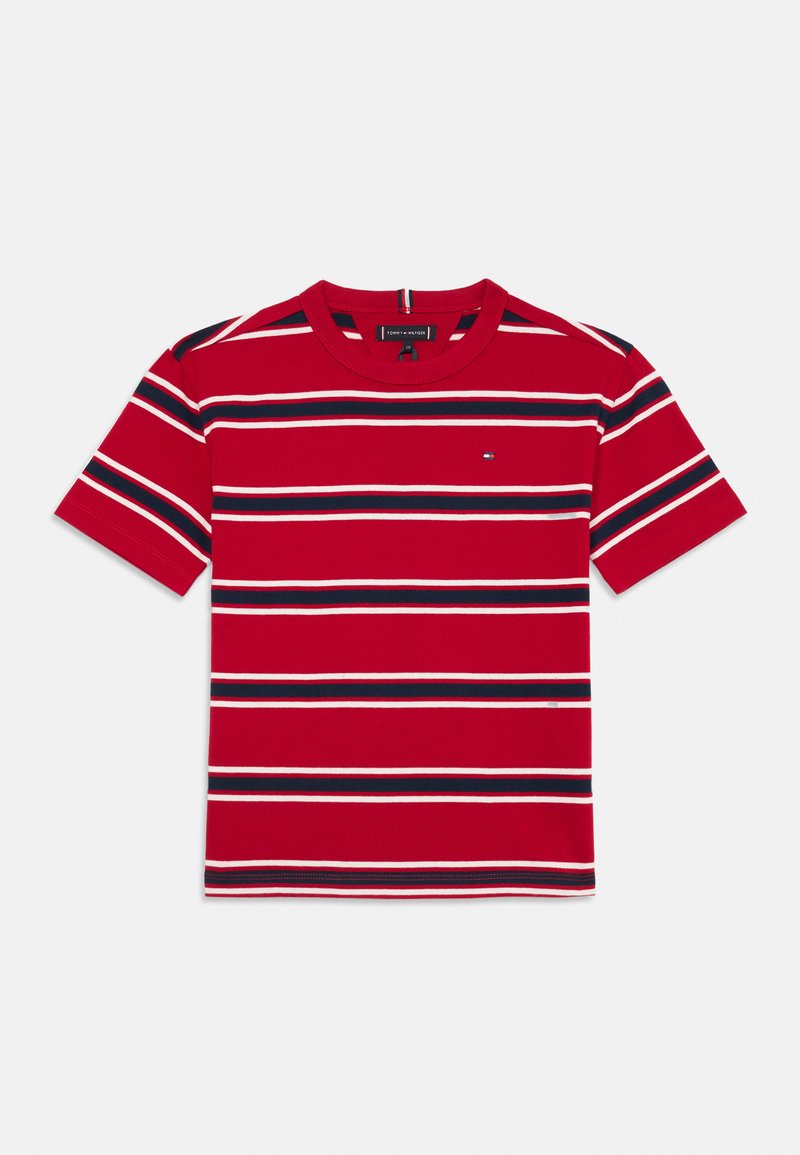 Czerwony T-shirt z krótkim rękawem, w poziome niebieskie i białe paski, z prążkowanym dekoltem w kształcie łódki i małym logo na lewej piersi.