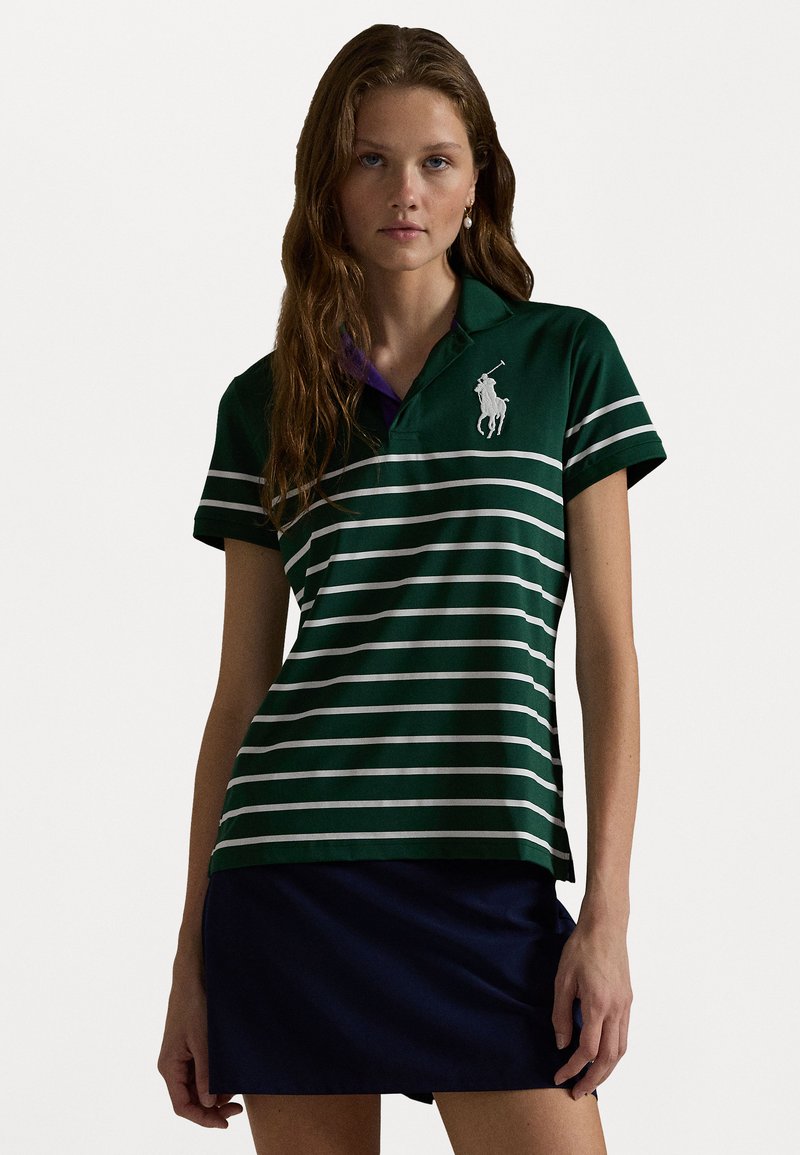 Grønn stripet polo t-skjorte med hvite horisontale striper, lilla krage og brodert logo. Tøyet ser mykt ut; kortermet.