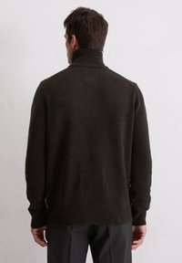 Dunkelgrüner, strukturierter Strickpullover mit hohem Kragen und gerippten Bündchen und Saum. Keine sichtbaren Logos oder Muster.