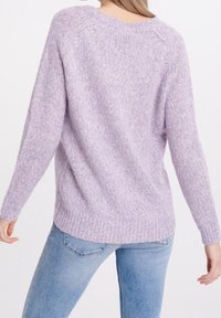 Pull en tricot lavande au tombé décontracté, avec un ourlet et des poignets côtelés. Texture douce et coutures d'épaule abaissées pour plus de confort.