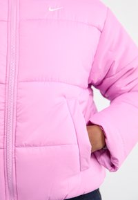Nike Sportswear Žieminė striukė - beyond pink/white