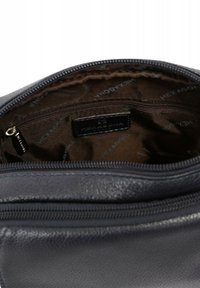 Borsa in pelle blu scuro con chiusura con zip, caratterizzata da un'esterno liscio e un interno in tessuto marrone foderato di loghi e una piccola tasca con zip.