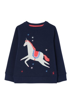 Pull bleu marine à manches longues avec une licorne blanche avec une crinière, une queue et une selle roses, entourée d'étoiles multicolores brodées.