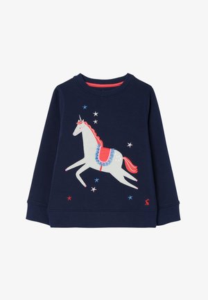 Marineblå langærmet sweater med en hvid enhjørning med lyserød man, hale og sadel, omgivet af flerfarvede broderede stjerner.