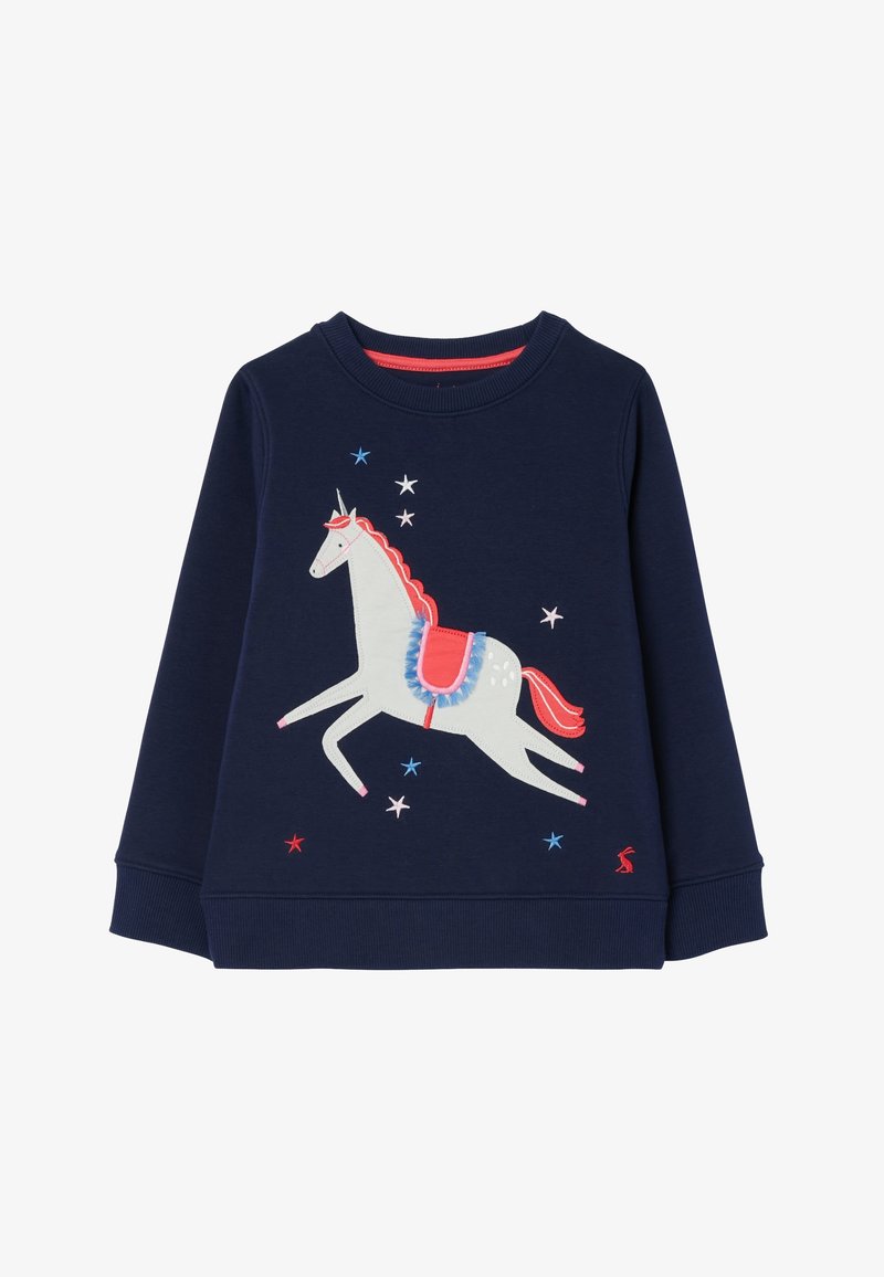 Pull bleu marine à manches longues avec une licorne blanche avec une crinière, une queue et une selle roses, entourée d'étoiles multicolores brodées.
