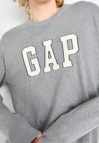 GAP Strickpullover - mottled light grey