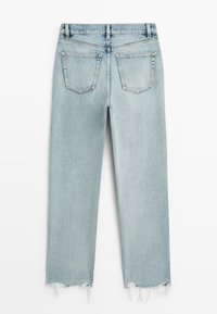 Hellblaue Jeans aus Denim mit geradem Bein, ausgestattet mit zwei Gesäßtaschen und ausgefransten Säumen für einen getragenen Look.