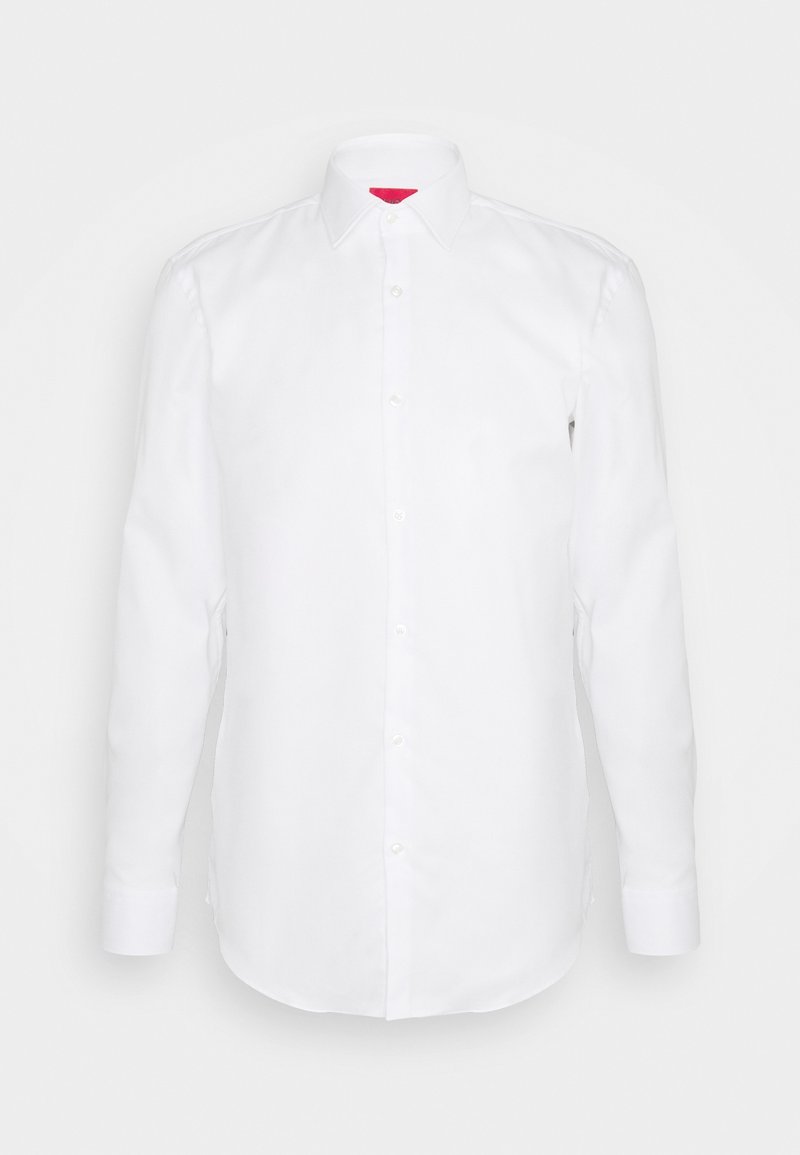 Chemise blanche à manches longues avec boutons, col pointu, poignets boutonnés et doublure rouge visible à l’intérieur du col.