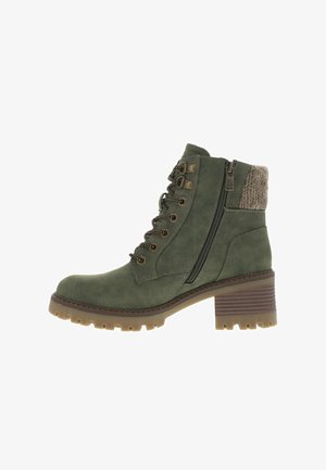 Groene enkelboot met een textiele kraag, zijrits en vetersluiting. Chunky hak en rubberen zool voor grip. Stevige constructie.