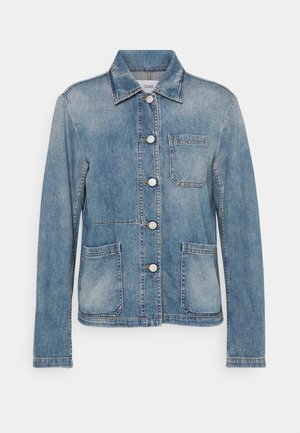 Blauwe spijkerjack met lange mouwen, vijf zilveren knopen aan de voorkant, één borstzak en twee lagere voorzakken.