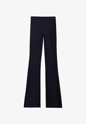 Zwarte broek met hoge taille en wijde pijpen, strakke taille en een gladde voorkant, plat gelegd op een witte achtergrond.