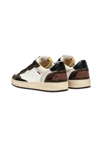 Sneaker basse con pannelli in suede bianco e marrone, accenti neri sul tallone, suole beige e testo rosso "CRIME" sul tallone posteriore.