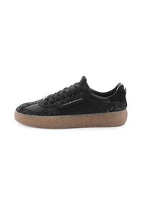 Schwarze Sneaker mit einem glatten, glänzenden Obermaterial und funkelnden Akzenten. Verfügt über Schnürsenkel, eine strukturierte Gummisohle und eine hintere Schlaufe für ein einfaches Anziehen.
