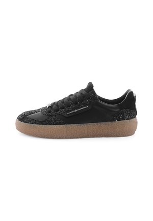Baskets noires avec un revêtement lisse et brillant, ornées de reflets chatoyants. Elles possèdent des lacets, une semelle en caoutchouc texturée et une boucle à l'arrière pour un enfilage facile.