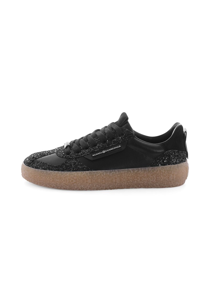 Schwarze Sneaker mit einem glatten, glänzenden Obermaterial und funkelnden Akzenten. Verfügt über Schnürsenkel, eine strukturierte Gummisohle und eine hintere Schlaufe für ein einfaches Anziehen.