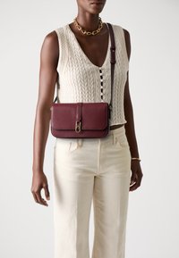 Tommy Hilfiger LIBRE FLAP CROSSOVER - Axelremsväska - deep rouge