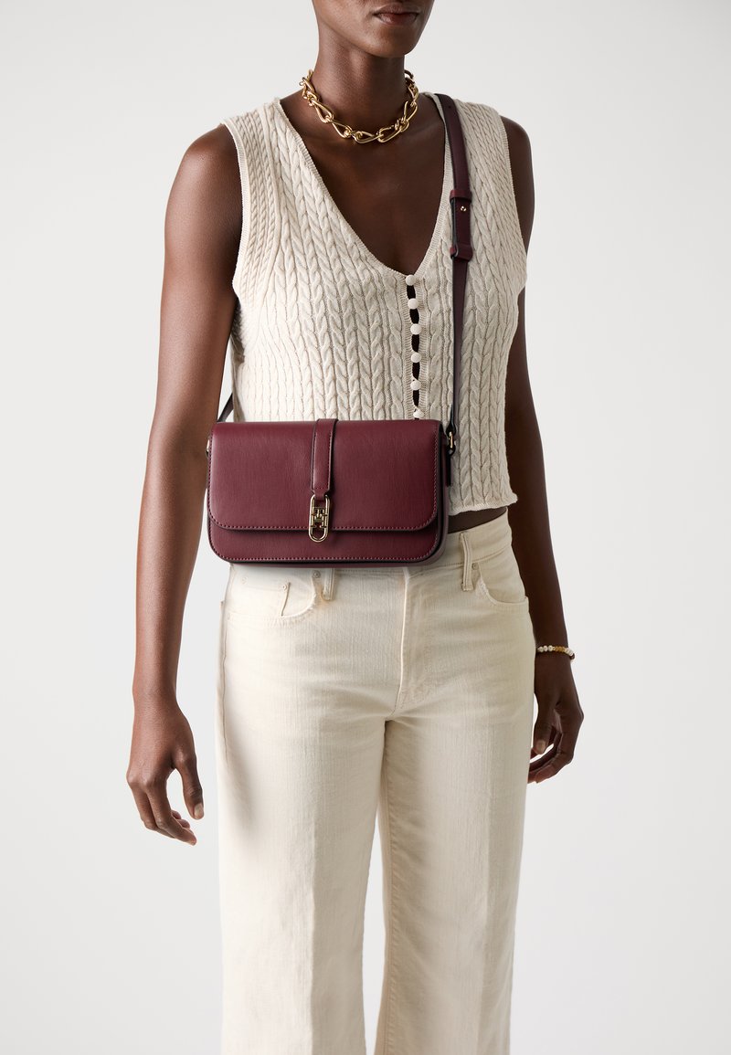 Tommy Hilfiger LIBRE FLAP CROSSOVER - Axelremsväska - deep rouge
