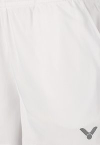 Hvide sportsshort i let materiale med en elastisk talje og en lille grå logo på den nederste side.