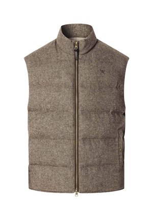 Bruine visgraat puffer vest met hoge kraag, ritssluiting aan de voorkant en zijzakken. De textuur van de stof heeft een geborduurd patroon.