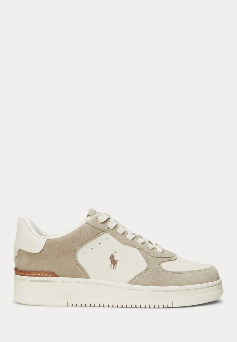 Sneaker beige e bianca low-top con pannelli in suede, lacci bianchi e logo Polo sul lato, mostrata di profilo destro su uno sfondo semplice.