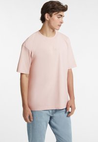 Guess Jeans LOGO - Marškinėliai su spaudiniu - rose