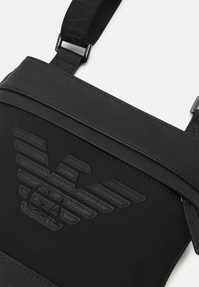 Emporio Armani MALL FLAT MESSENGER BAG UNISEX - Bandolera - black