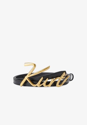 Zwarte leren riem met een glanzende gouden gesp in de vorm van het woord "Kurt" in sierlijk schrift. De gesp heeft een glad ontwerp met ronde hoeken.